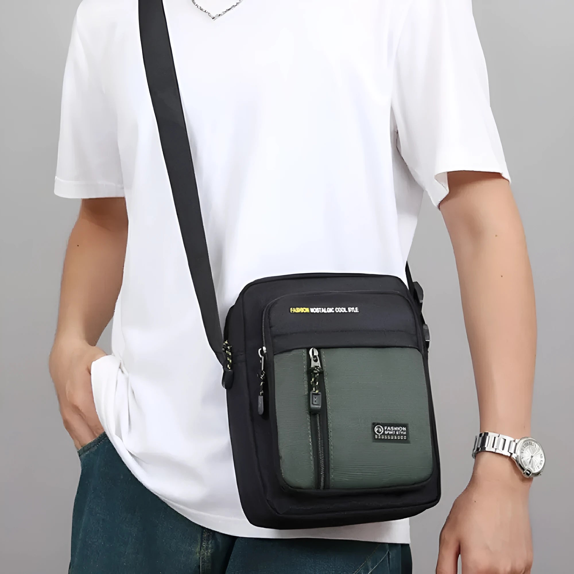 Men's casual outdoor one shoulder messenger bag in nylon with crossbody strap
