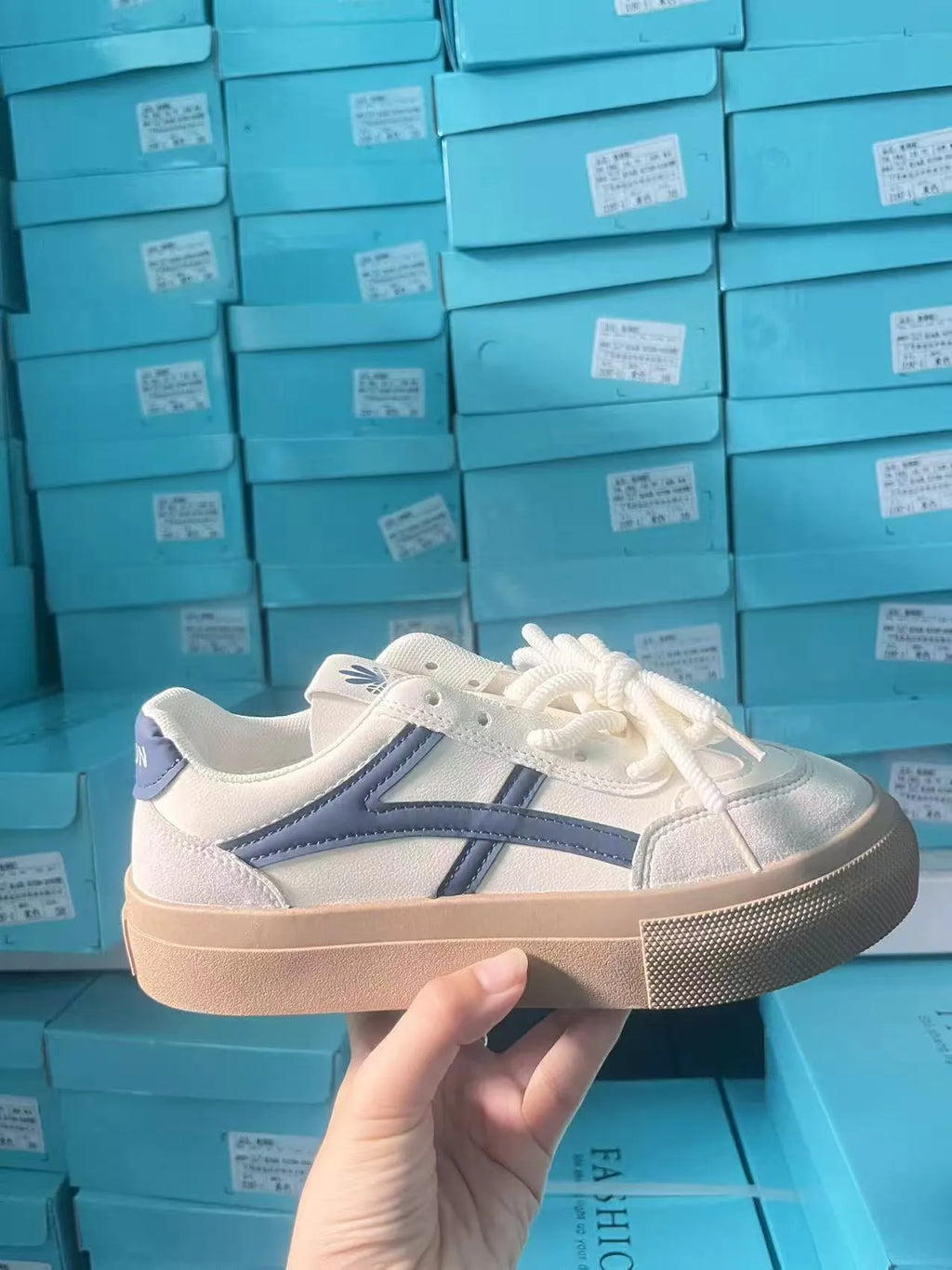 Men's brown low-top lace-up casual shoes with round toe and rubber sole