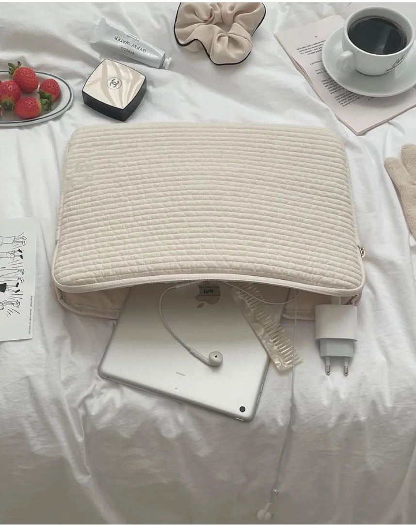 Hand-held black and white anti-seismic laptop bag for tablets in multiple sizes