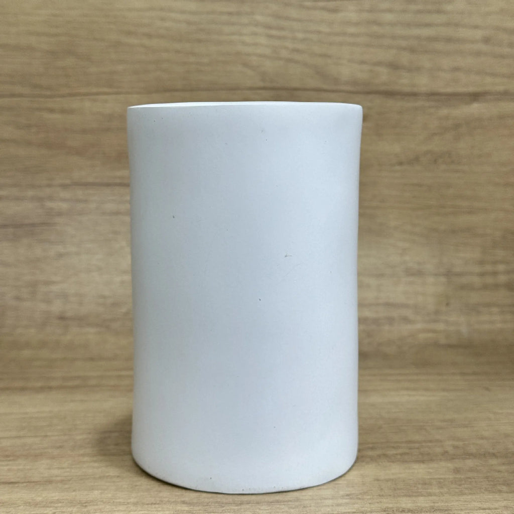 American-style funny tissue paper holder resin desktop ornament measuring 8.5 by 14.6 centimetres.