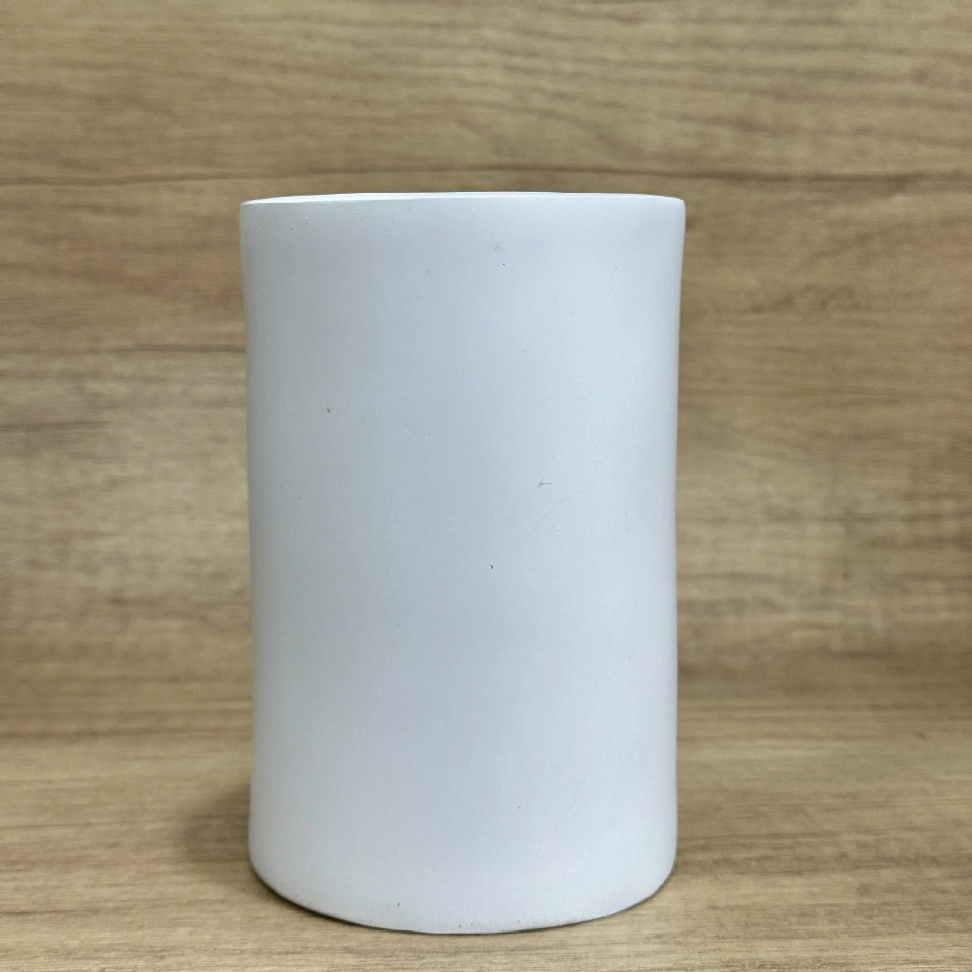 American-style funny tissue paper holder resin desktop ornament measuring 8.5 by 14.6 centimetres.