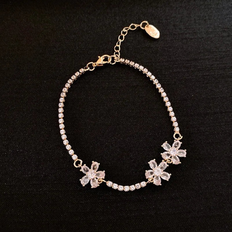 Gold-coloured copper bracelet with zircon inlay and quadrilateral geometric design