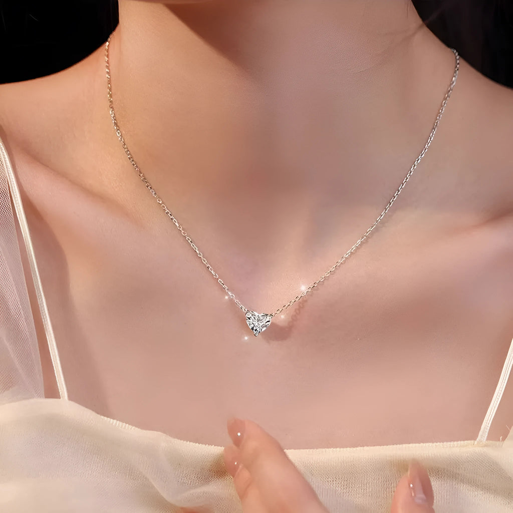 Women's silver-coloured heart necklace with copper construction and simple chain