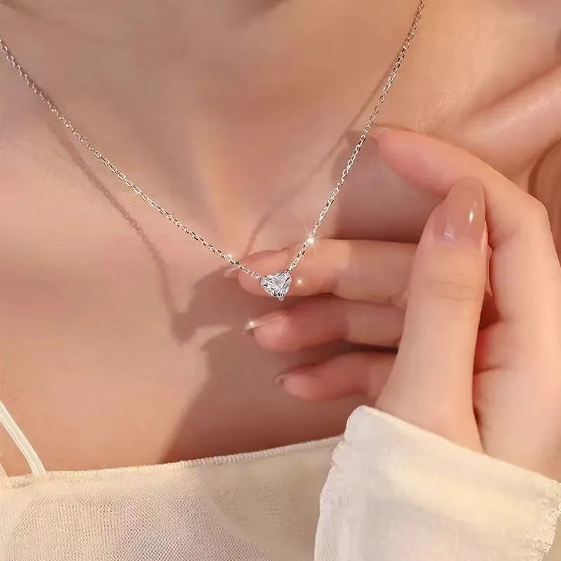 Women's silver-coloured heart necklace with copper construction and simple chain