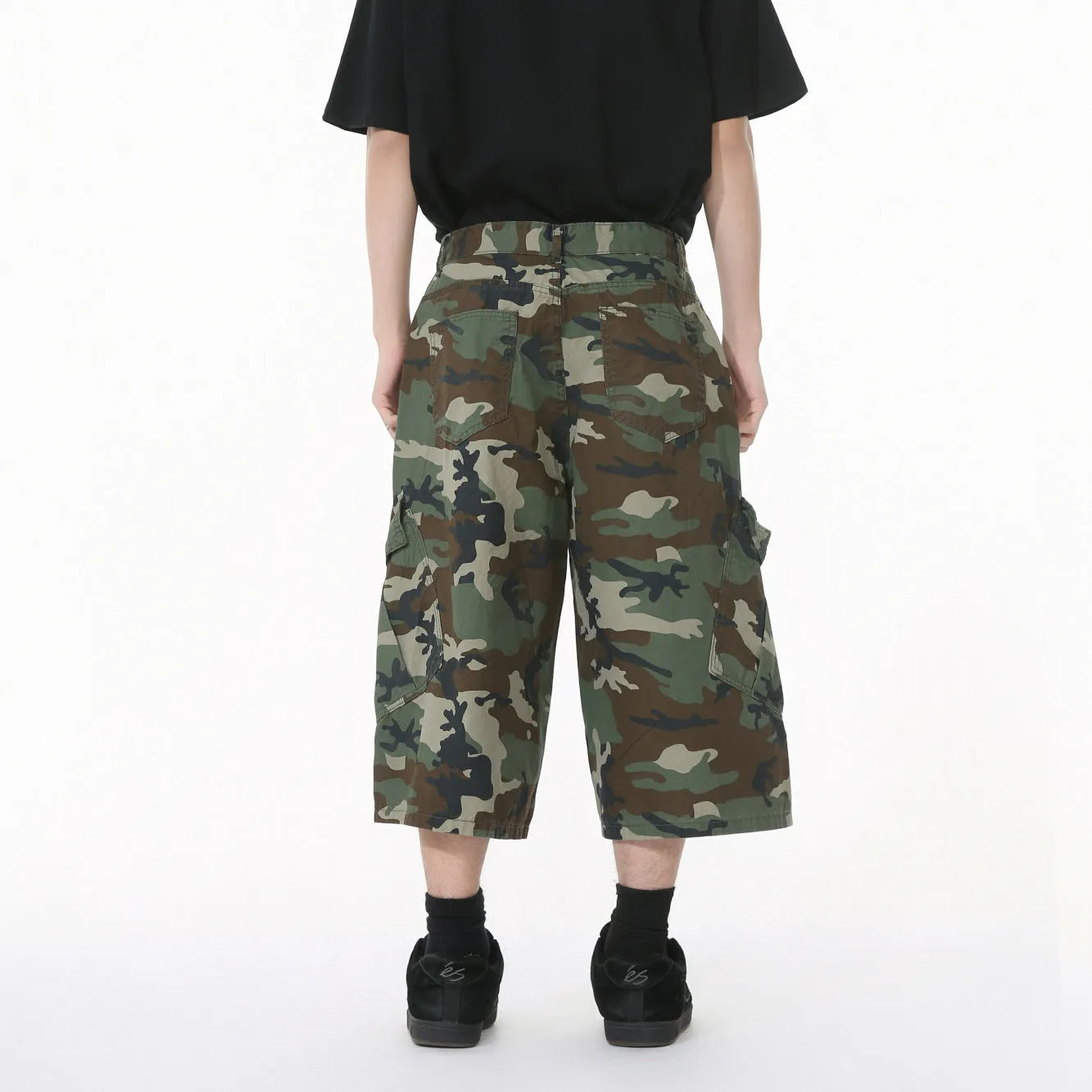 Men's camouflage pattern cotton trousers with wide leg loose fit and visible side stitching