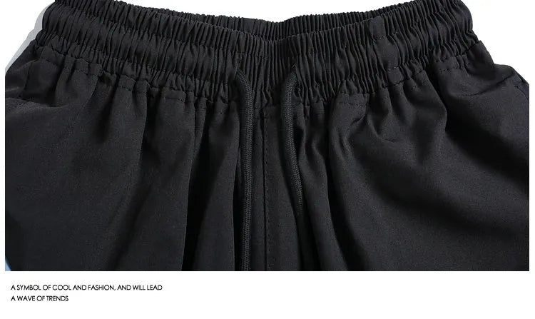 Men's quick-drying sports shorts in loose straight-leg style with elastic waistband
