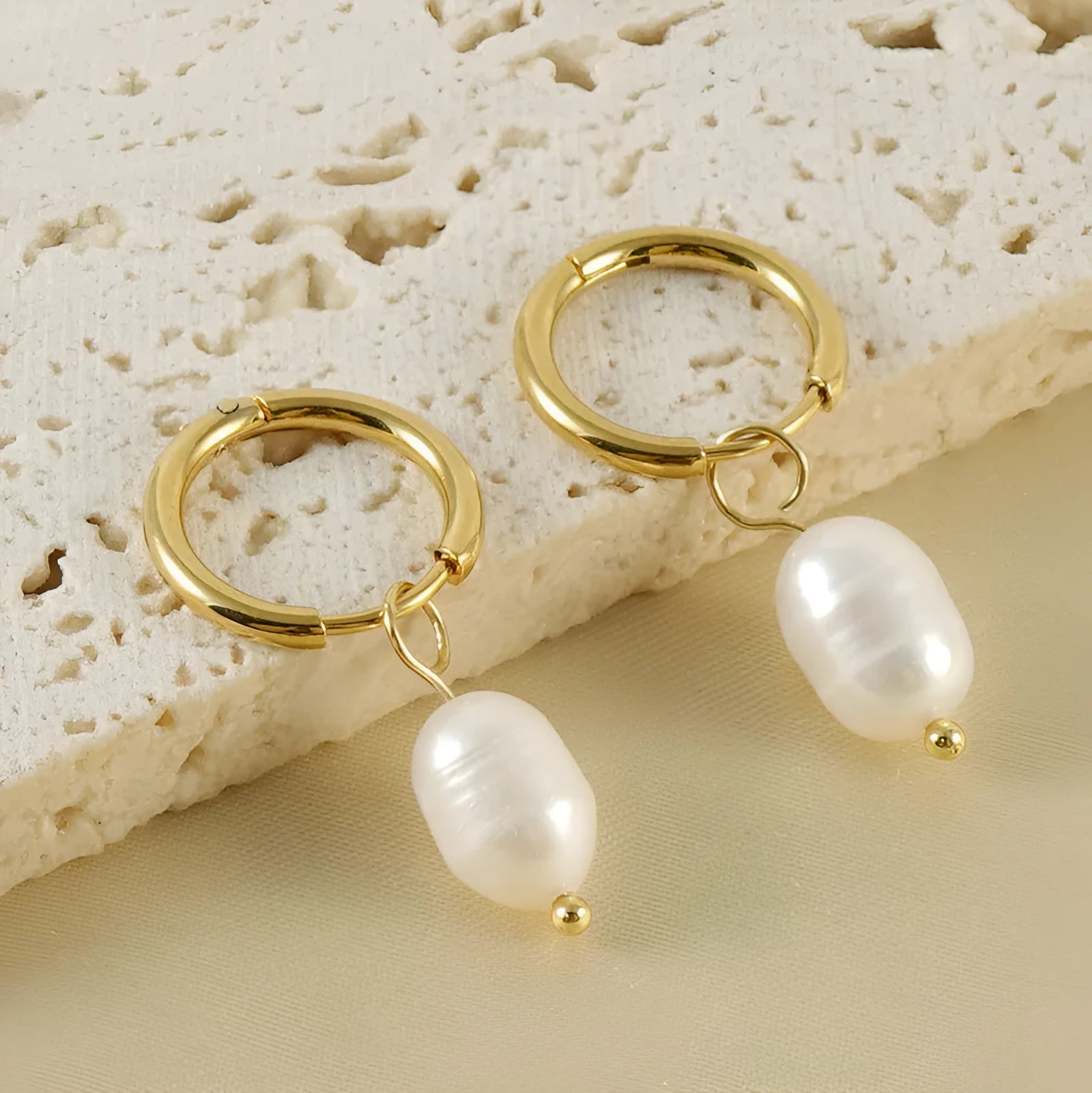 Geometric stainless steel women's earrings with pearl detail in gold electroplated finish