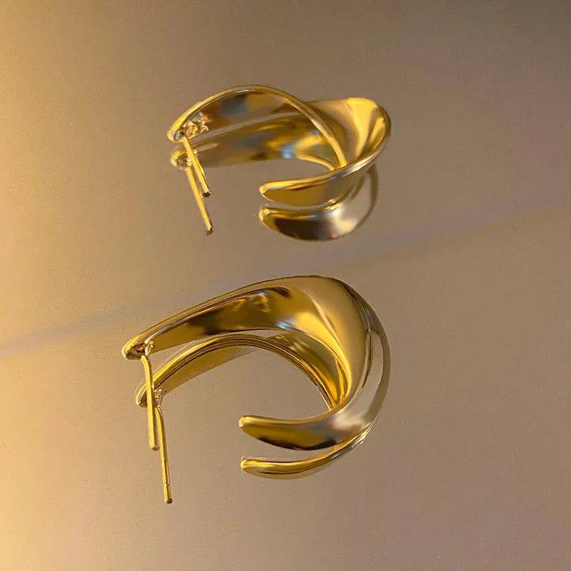Metal twisted design geometric round earrings in gold or silver colour with post fittings