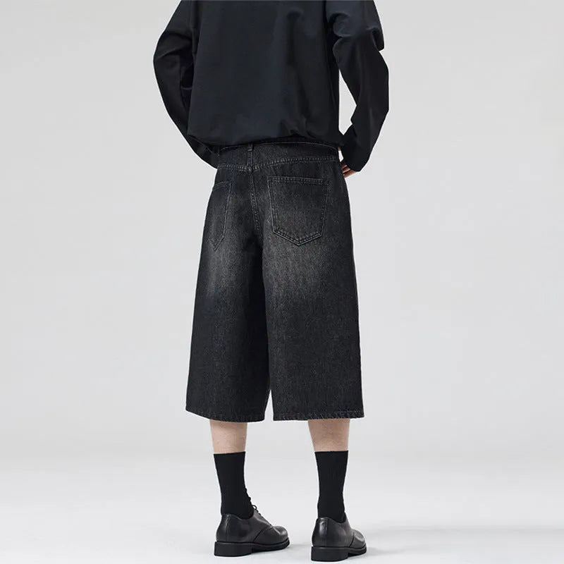Men's loose straight-leg denim shorts in cropped length for summer wear