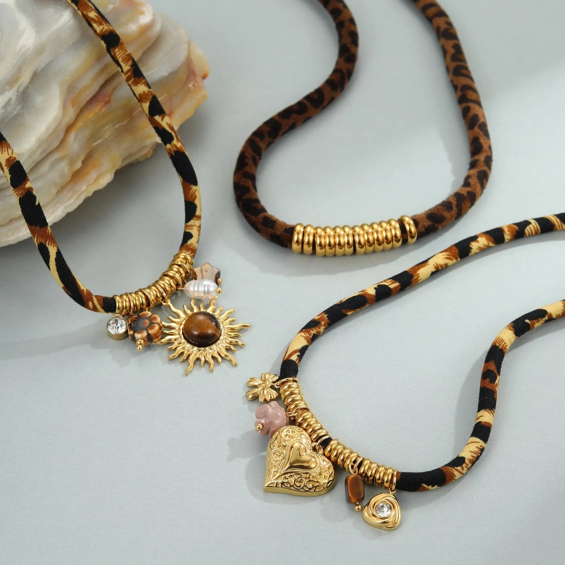 Geometric leopard design stainless steel necklace with gold electroplating and adjustable chain