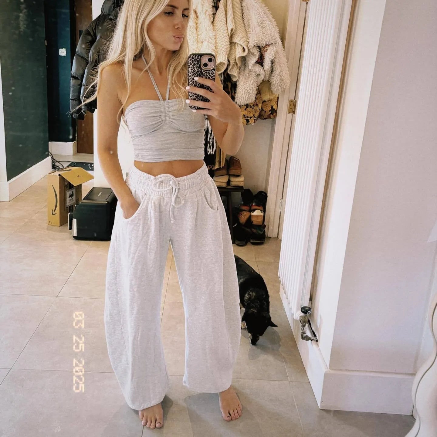 Loose cropped sports sweatpants with elastic waistband and drawstring in multiple colour options