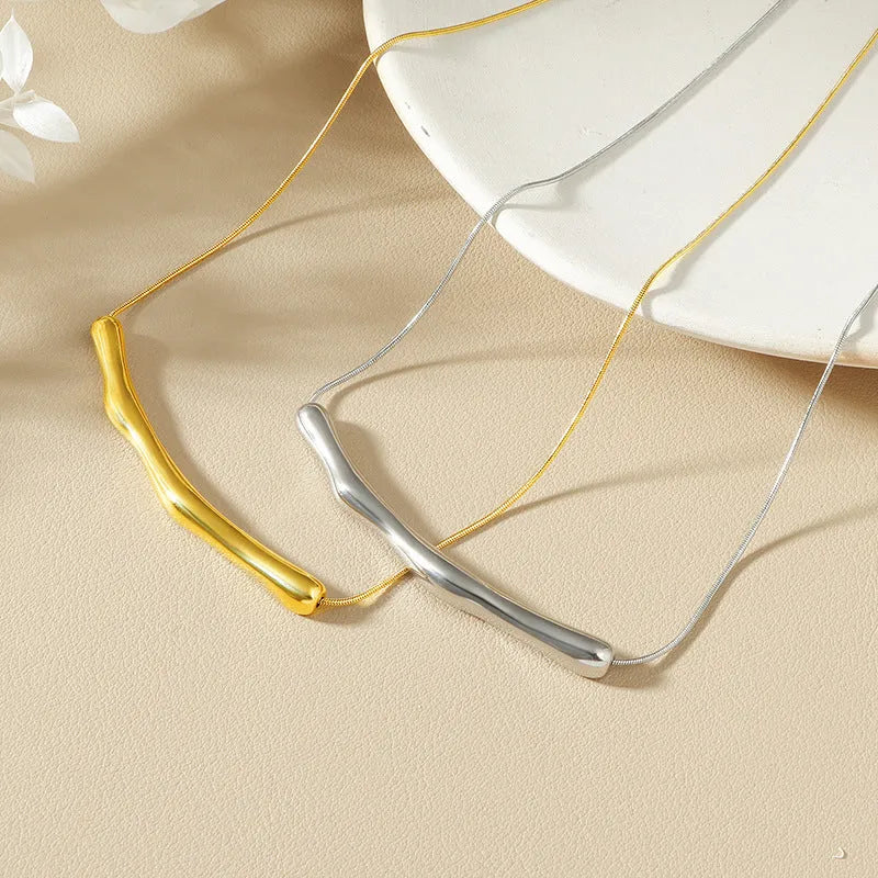 Women's titanium steel necklace with irregular pleated chain in gold electroplated finish