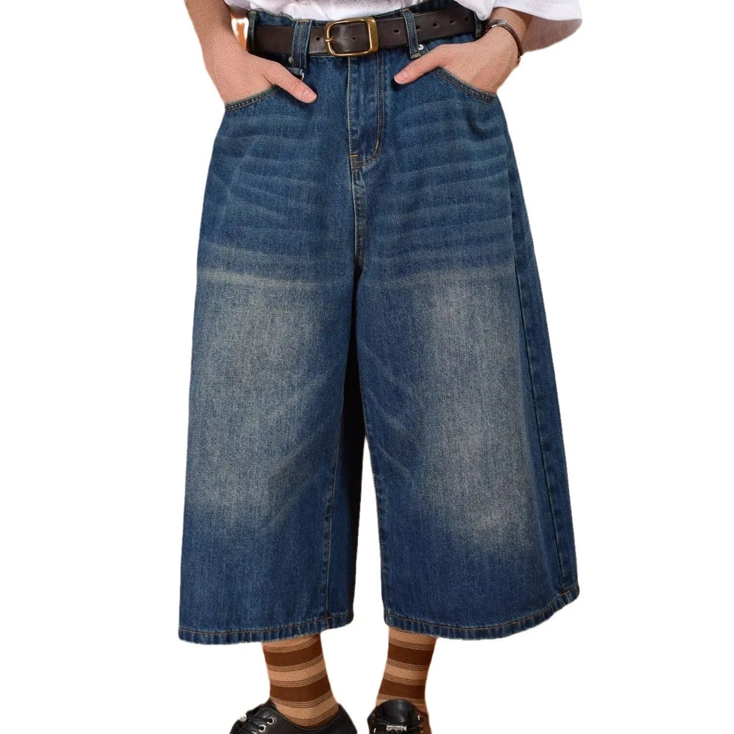 Men's loose straight fit jeans shorts in blue denim with fifth pants length for summer casual wear
