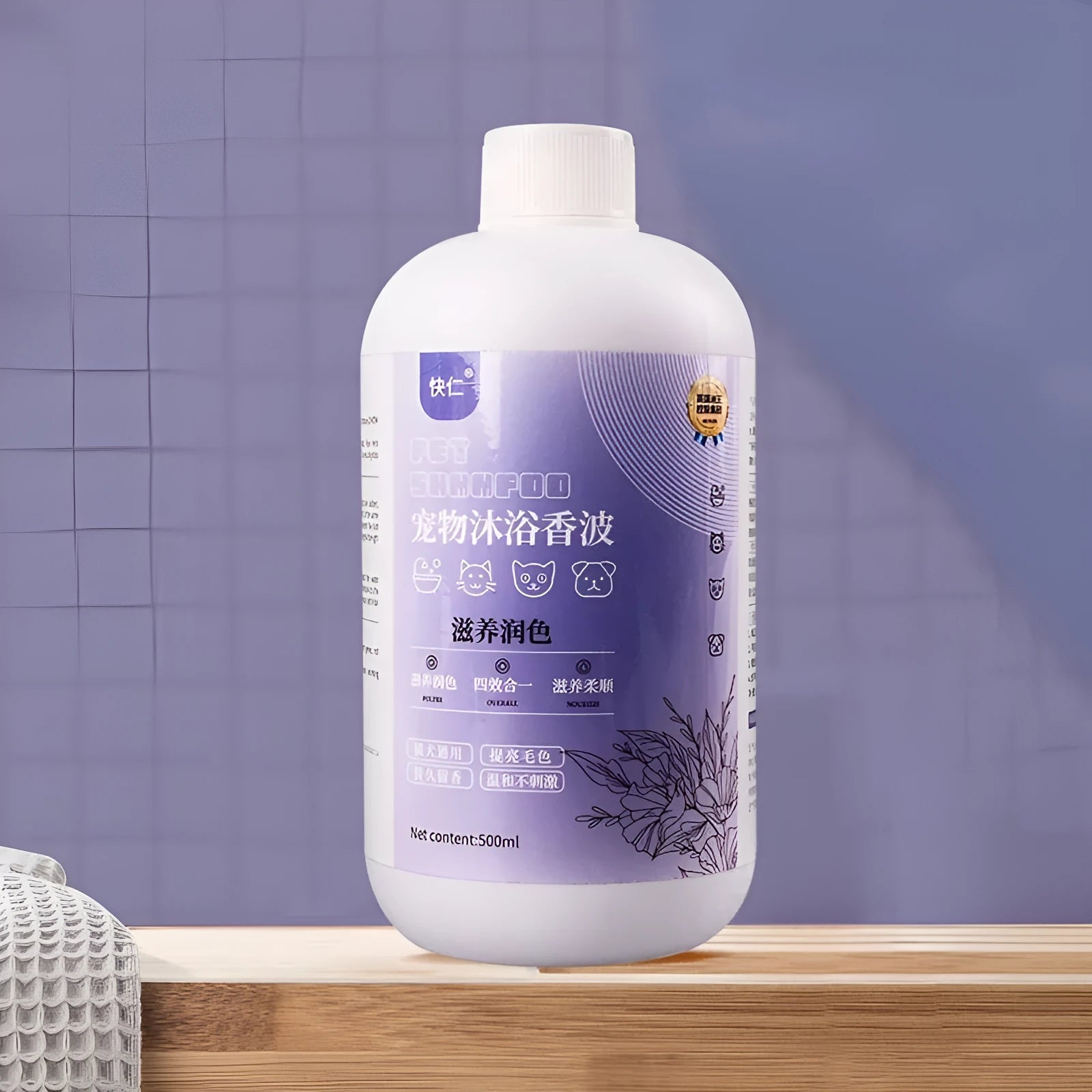 500ml bottle of antibacterial anti-mite pet shower gel with deodorising and anti-itch formula for dogs and cats.
