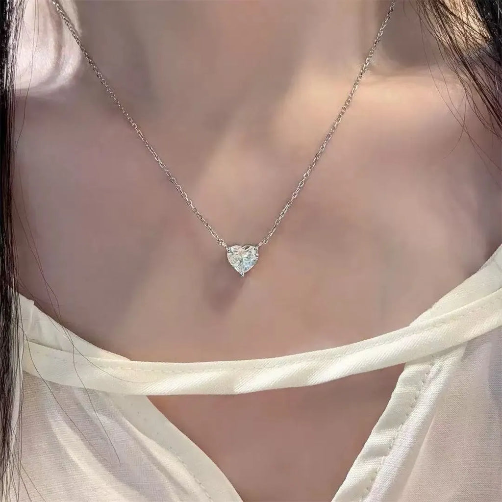 Women's silver-coloured heart necklace with copper construction and simple chain