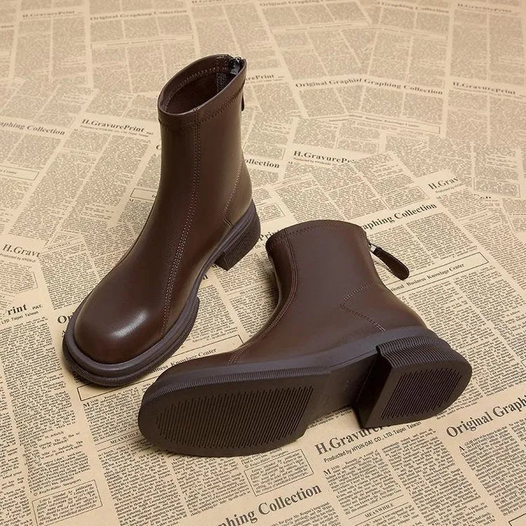 Women's black ankle boots with flat heel, round toe and back zip closure, artificial PU upper