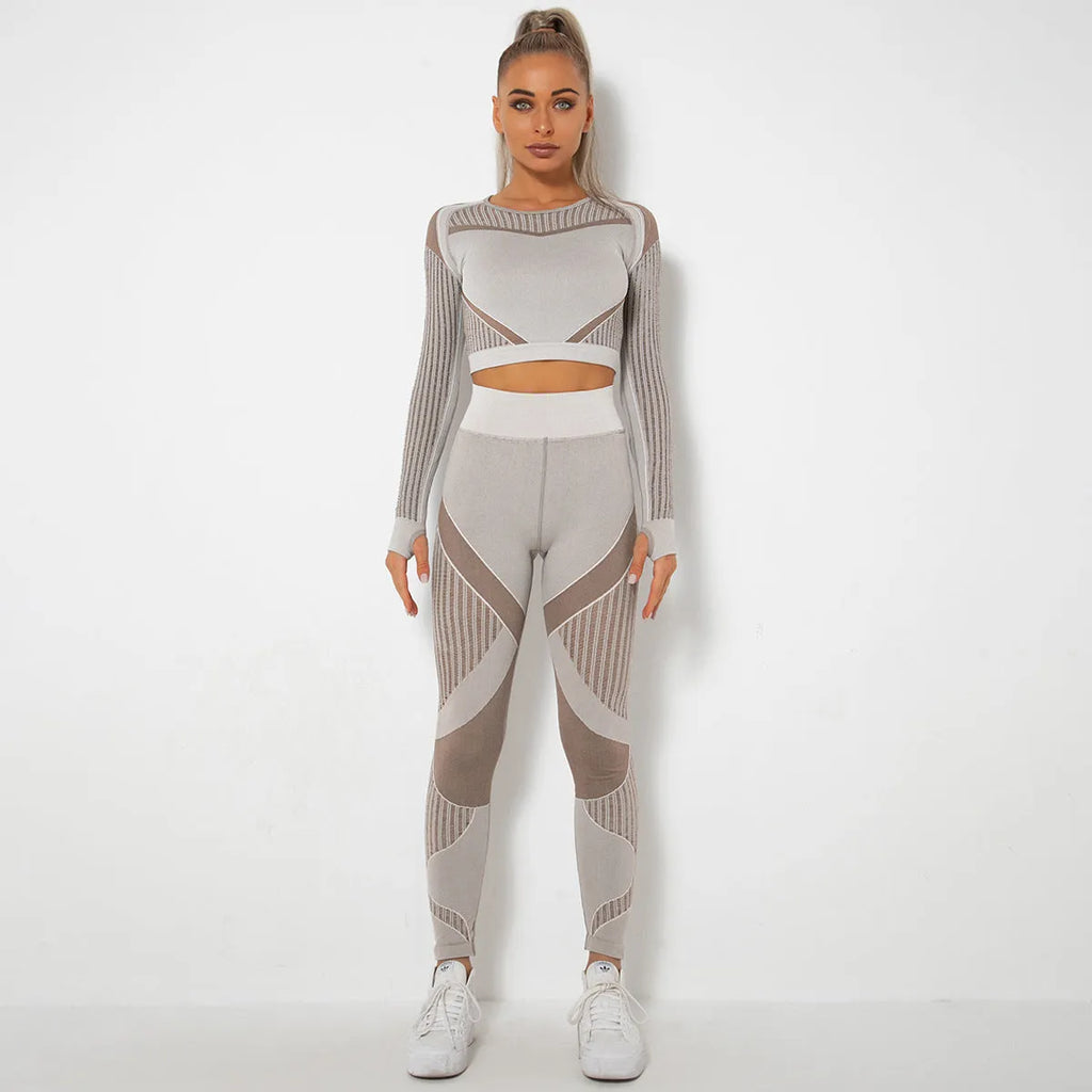 Women's long-sleeved seamless knitted yoga suit in a breathable fabric blend.