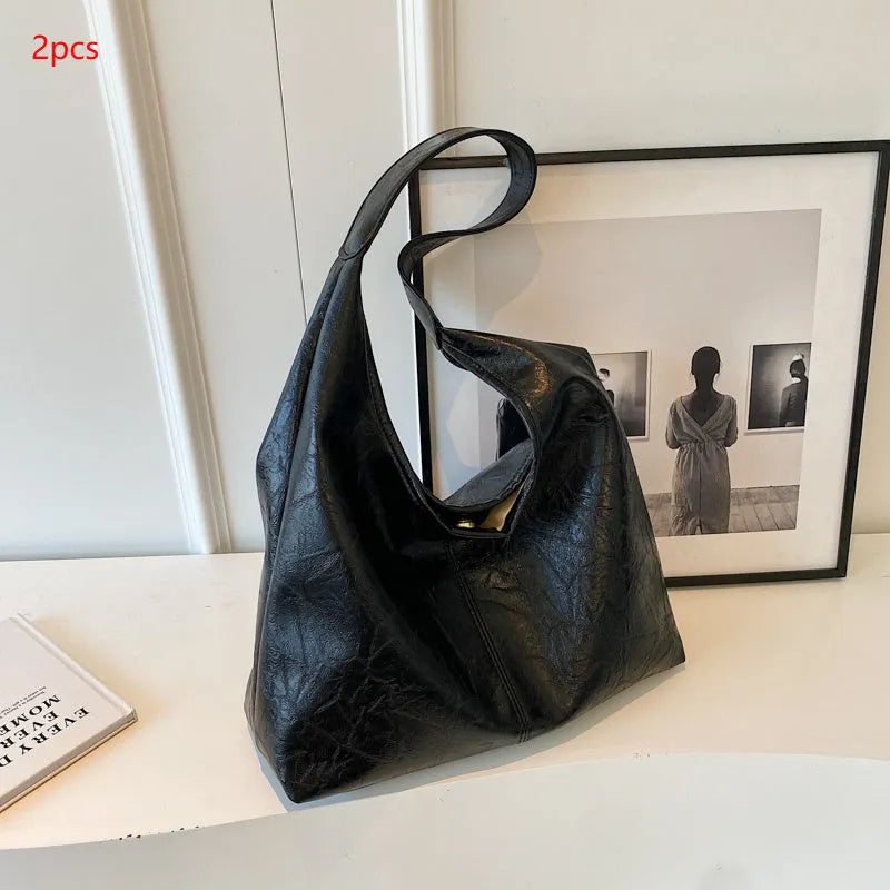 Soft leather shoulder bag in street style with sandwich pockets and sewing thread detailing