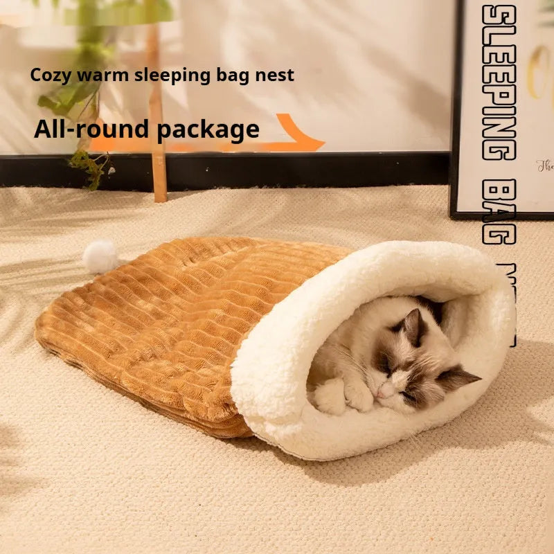 Pet sleeping bag for cats measuring 50 by 40 centimetres with polar fleece construction