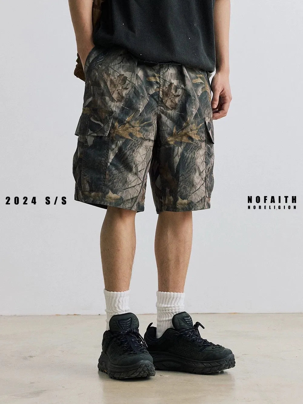 Loose straight-leg denim shorts with elastic waistband in black and army green colours