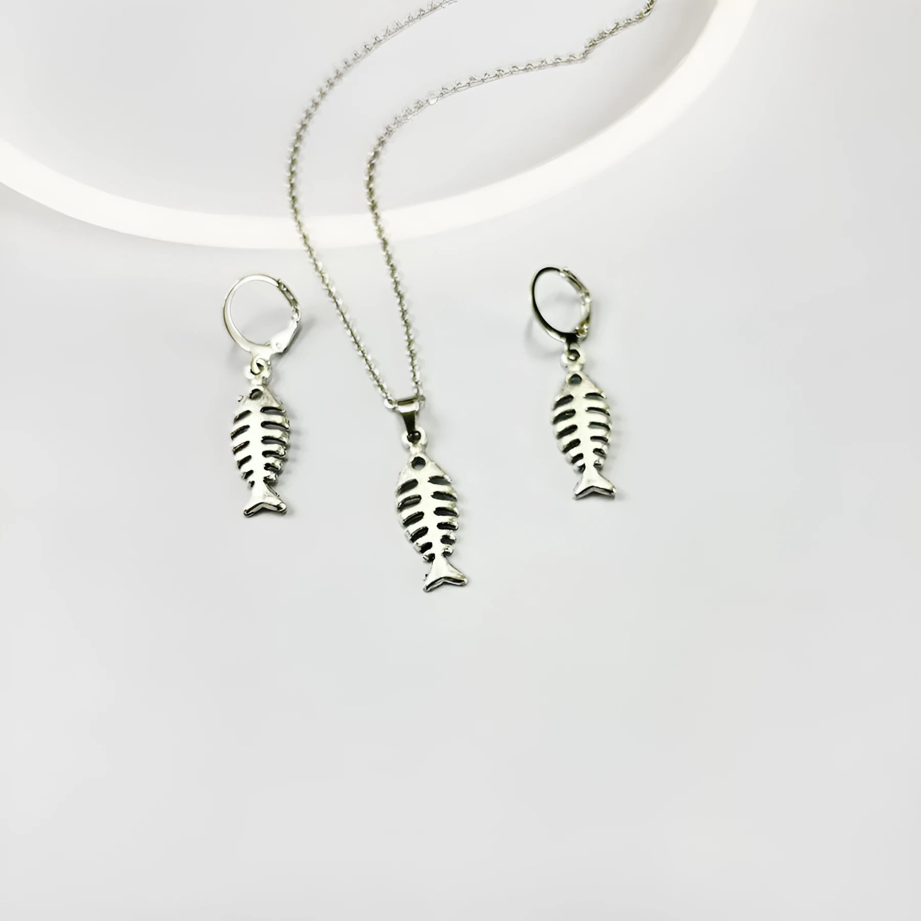 Retro fishbone-themed alloy necklace with adjustable O-chain and matching earrings.